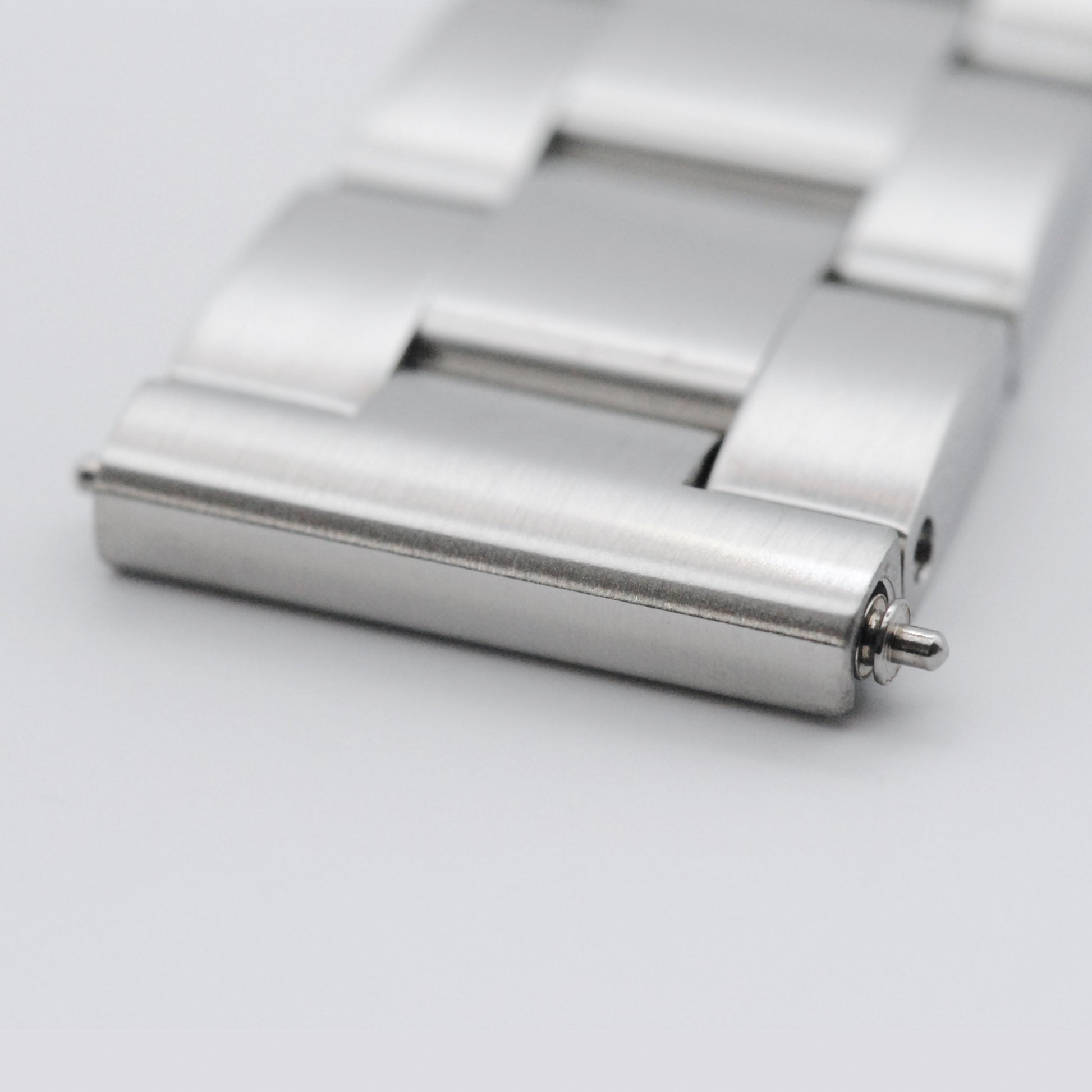 Field Oyster Bracelet In Brushed Steel Primary View