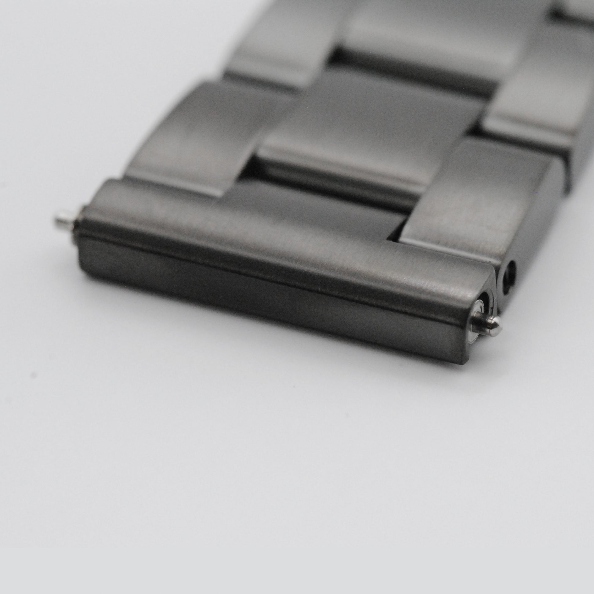 Field Oyster Bracelet In Gunmetal Primary View